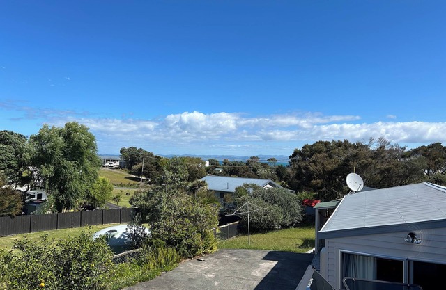 Ocean views, short walk to the beach. Close to the winery and great fishing.