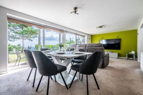 Ocean views, peace and quiet in this homely flat