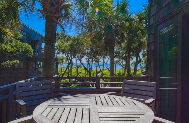 Ocean Views, Serene Back Deck, Easy Walk to Beach. Beautiful Seaside, Dog-Friendly Villa Awaits You!