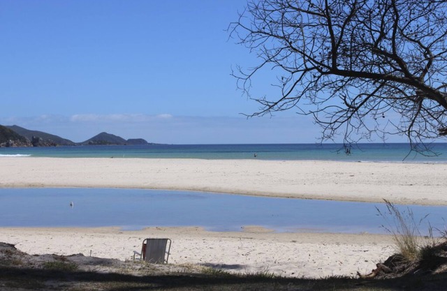 Ocean views! Walk across road to beach! Relaxing beach house flooded with light!