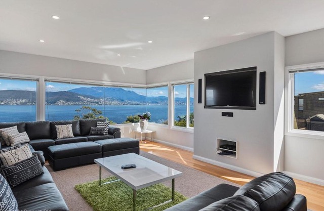 Oceana Escape panoramic views luxury and space