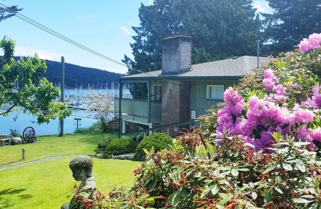 Oceanfront 2 Bedroom, 1 bath home with great views.