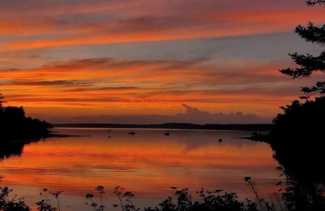 Oceanfront 2 BR home 5 minutes from Acadia, 10 mins. to downtown Bar Harbor.