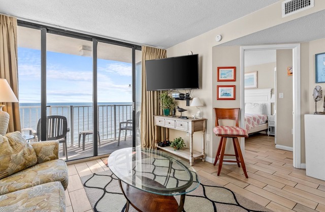 Oceanfront 2BR-Exclusive Sand Beach Club!