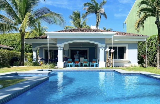 Villa 3BR frente al mar con piscina privada en Playa Hermosa a solo 5 minutos de Jaco