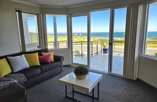 Oceanfront 4 Bedroom home, spectacular views! Walk to cafes and Penguin Island.