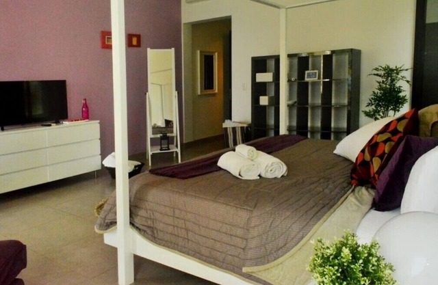 Oceanfront 4-bedroom Condo with WiFi and AC in lovely Sosúa