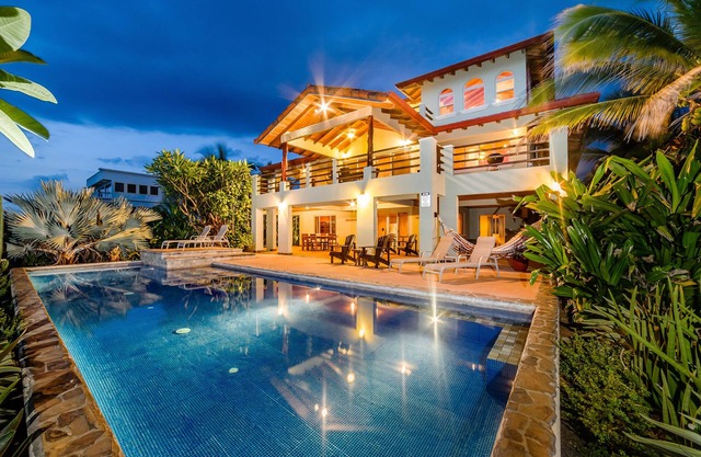 Frente al mar 5 habitaciones con increíble piscina, excelente océano y vistas al atardecer.