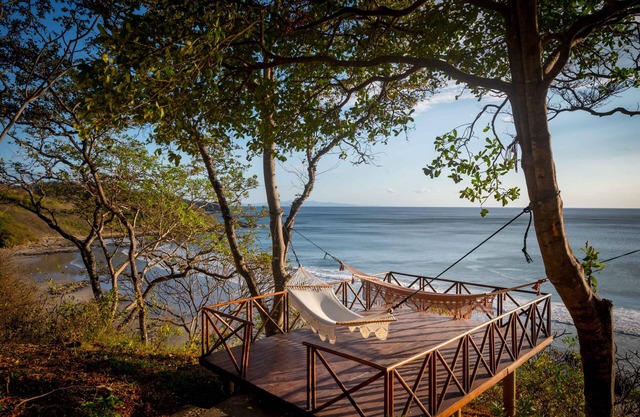 Impresionante casa frente al mar de 5 recámaras en la famosa Playa Maderas