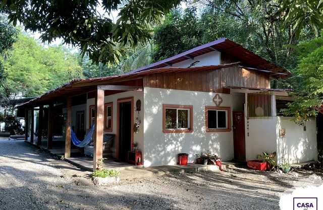 Oceanfront Artistic Escape in Cabuya