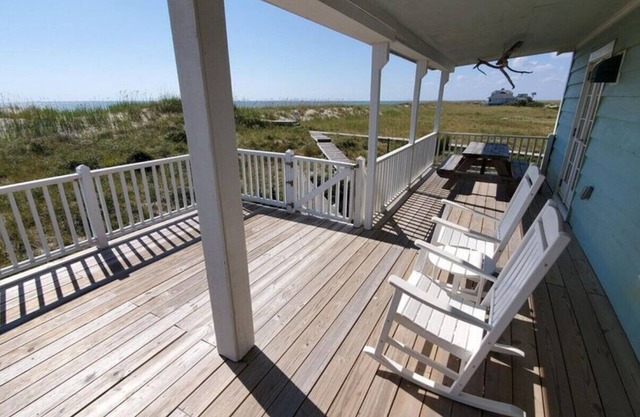 Oceanfront beach house on Bald Head Island with stunning views - sleeps 10!