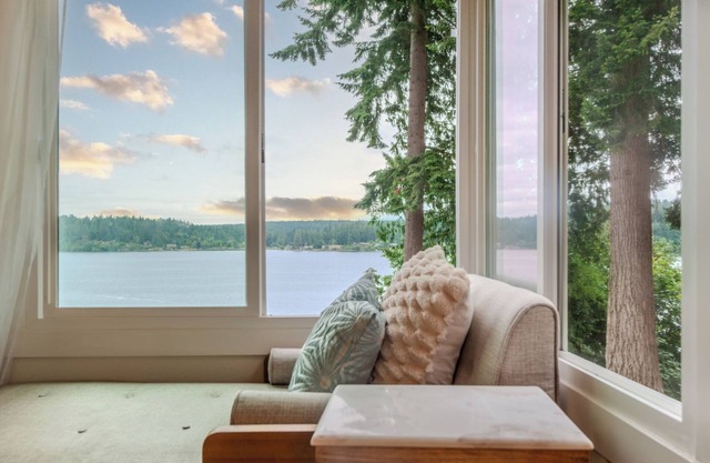 Oceanfront boho cottage in Bremerton