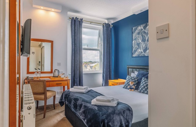 Oceanfront Charm: Historic Cliffside Stay with Thames Views