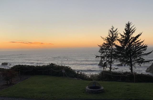 Oceanfront Chalet -- Spectacular Ocean and Coastline Views with Hot Tub