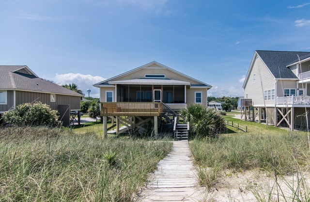 Oceanfront Classic w/ Screened Porch & Sun Deck; Cable TV & WiFi
