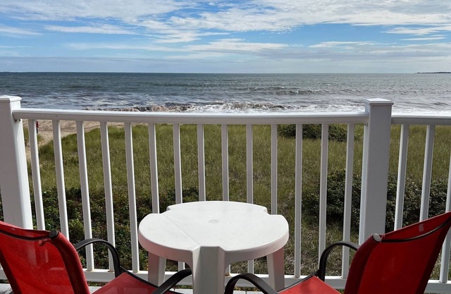 Oceanfront Condo – Walk to Pier & beach out your front door!