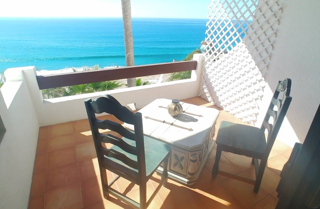 Oceanfront Condo w/ panoramic views & fireplace