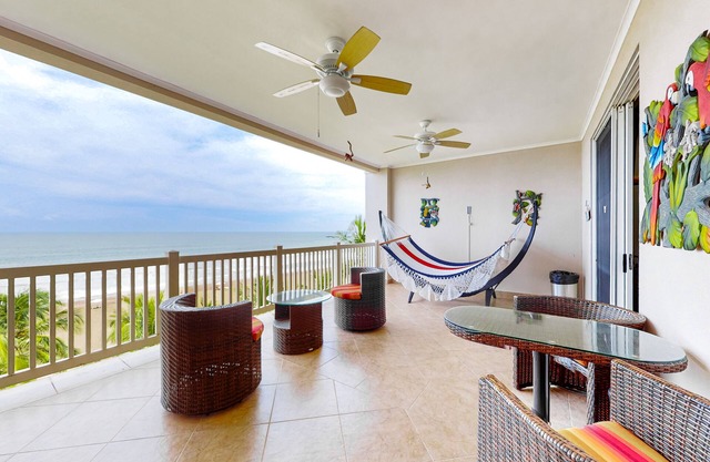 condominio frente al mar con playa y acceso a la piscina compartida y vistas increíbles al océano!