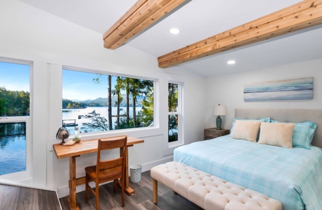 Oceanfront Cottage with Hot Tub