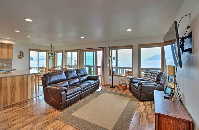Oceanfront Craig Apt: Grill, Fishing On-Site!