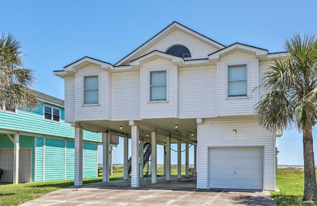 Oceanfront Galveston Home - Walk to Beach!