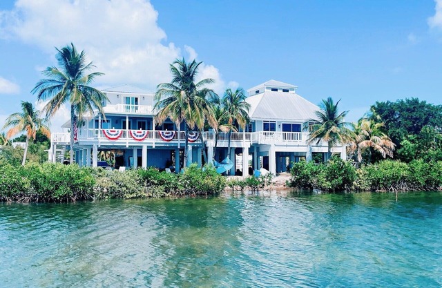 Oceanfront Gated Corner lot Amazing Sunsets. 90” BoatDock & 12 person Swim Spa!