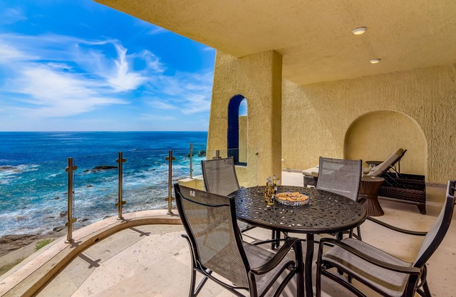 Oceanfront, Gound floor, Steps to the Beach!