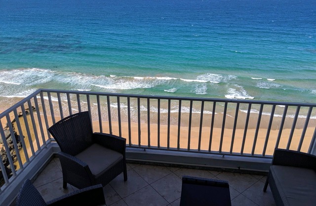 Frente al mar, escucha las olas 24/7, condominio de 2 habitaciones con cocina completa, ubicación privilegiada