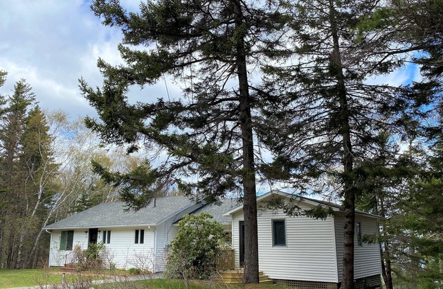 Oceanfront home only 2 miles to Acadia Natl Park & close to downtown Bar Harbor