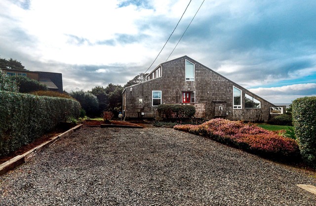 Oceanfront Home w/ Private Hot Tub, Ocean Views, Fireplace & Beach Access Path