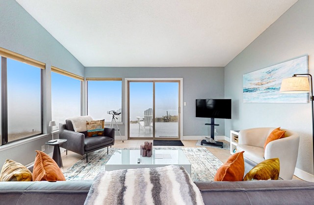 Oceanfront Home w/Private Hot Tub, Deck, WiFi, & Spectacular Views