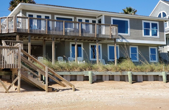 Casa frente al mar con playa privada, patio y sala de juegos