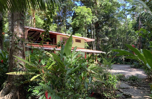 Casa frente al mar 'Villa Noor' - 5 acres de vida salvaje y playa privada virgen