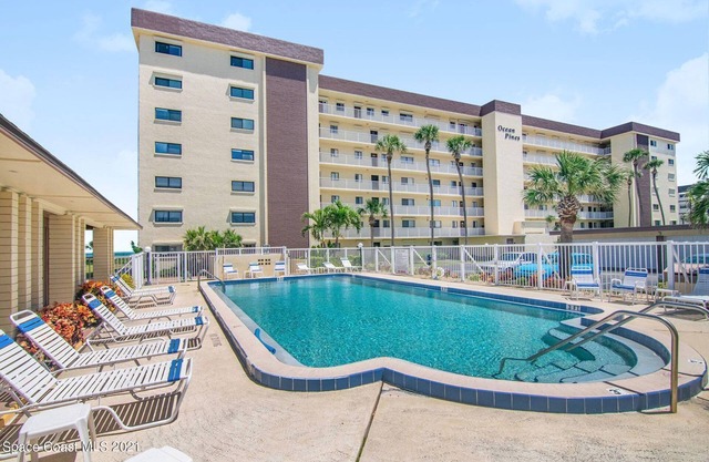 Oceanfront - HUGE balcony - Private Beach Access!