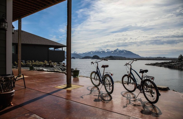 Oceanfront luxury 2 bedroom, 2.5 bathroom, close to downtown