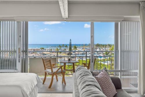 Oceanfront Oasis in Ilikai Hotel apts