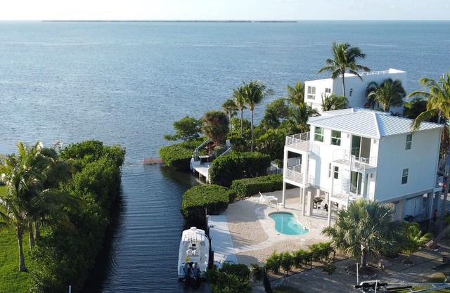 NUEVO EDIFICIO ........ Vista al mar, piscina privada climatizada, muelle ... ¡PURA SERENIDAD!
