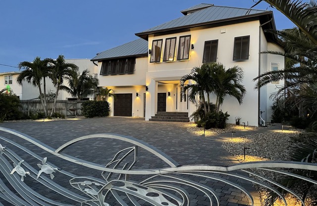 OCEANFRONT PARADISE. Palm trees, Hammocks, Heated Pool