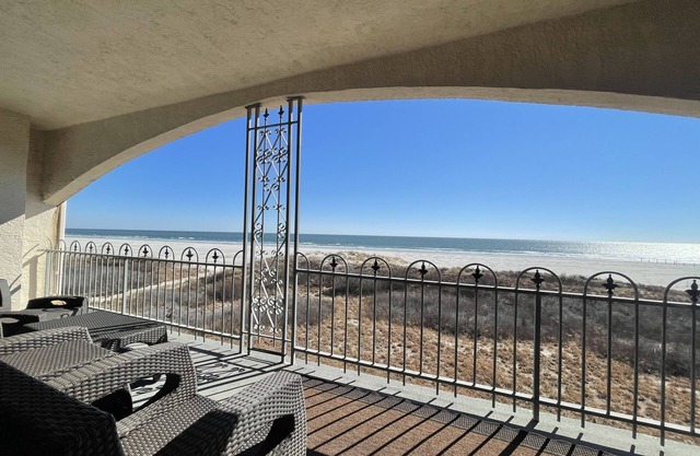 Oceanfront paradise - private balcony on the beach