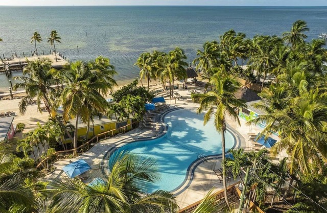 Oceanfront Studio Queen w/Kitchenette, Pool, Free Parking & Pet Friendly