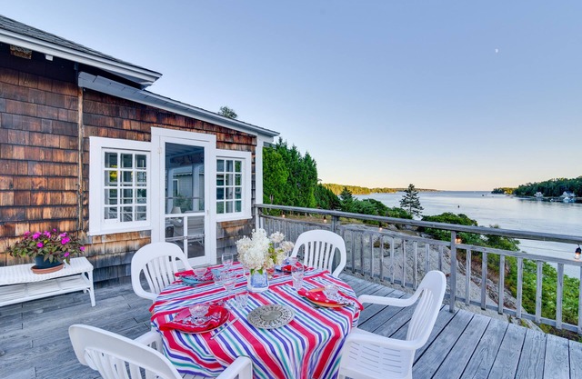 Oceanfront Cottage w/ Deck 2 Mi to Boothbay Harbor