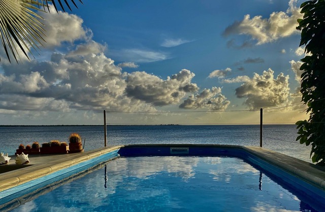 Ocean Front House KR14 es una villa frente al mar muy privada con playa y piscina