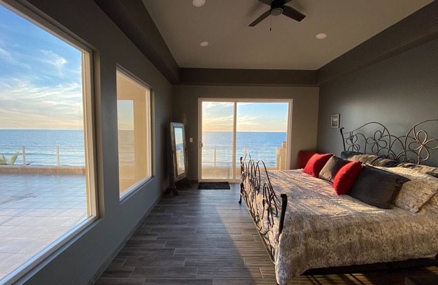 Villa frente al mar con 2 piscinas y un jacuzzi gigante