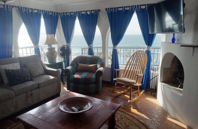 Oceanfront Villa - king beds, smart tv's, fireplace, pool, jacuzzi, beach & bbq