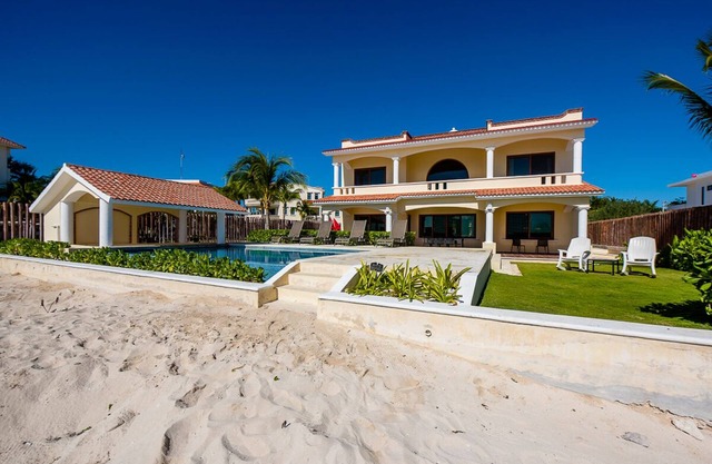 Villa de vacaciones frente al mar de lujo, piscina infinita Oceanside con bar en la piscina y WiFi