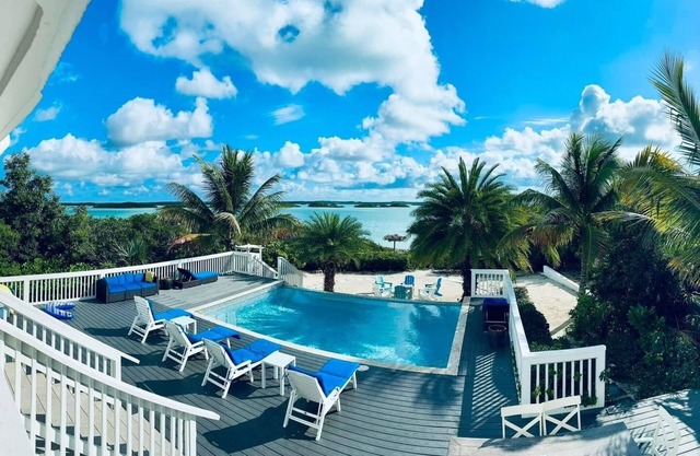 Villa panorámica frente al mar - Playa privada, piscina infinita, baño privado