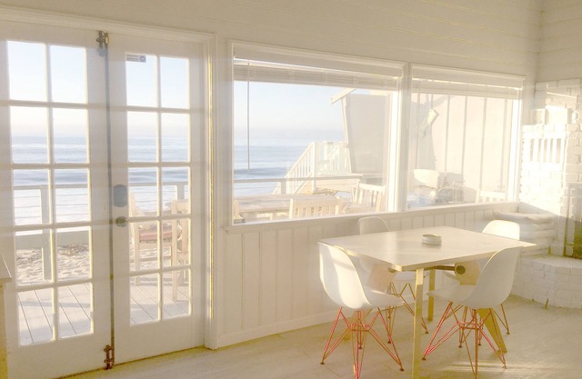 Oceanfront Vintage Calif Beach Bungalow en la playa con una gran terraza frente al mar