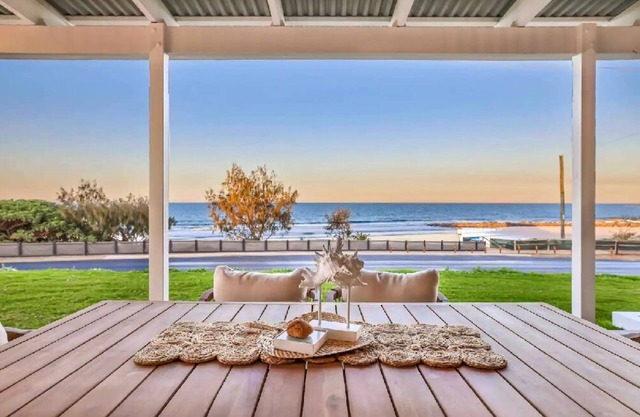 OceanMist Holiday Home - beachfront property!