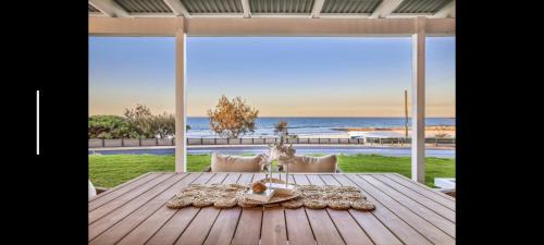 OceanMist Holiday Home - beachfront property!