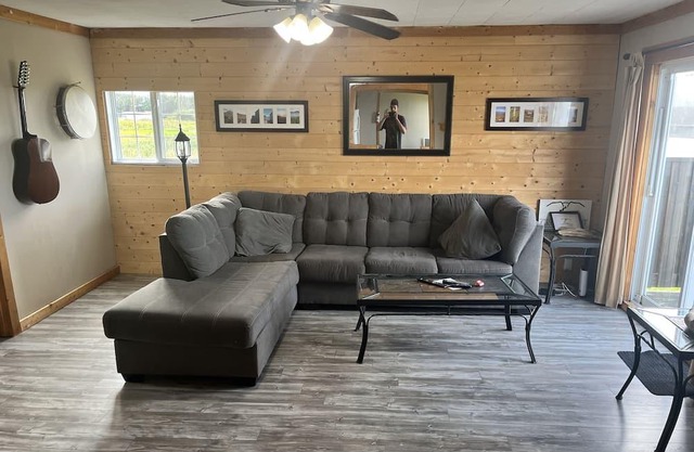 Oceanside Cottage with 2 Bedrooms, 2 Bathrooms. Large Deck for sunset watching